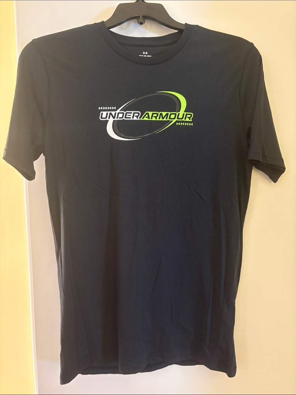New w/o tags. Men’s Under Armour Black Short Sleeve Tee w/White & Neon Green.